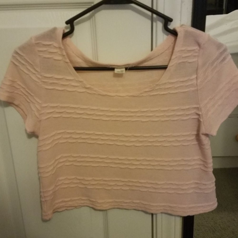 Baby pink cropped shirt with small ruffles